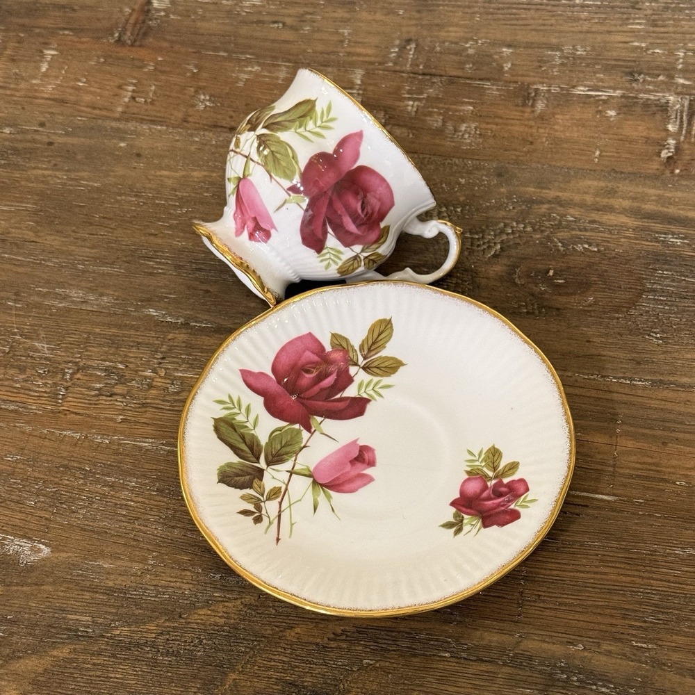 VTG Elizabethan Tea Cup & Saucer Pink Roses Gold Trim Fine Bone China England